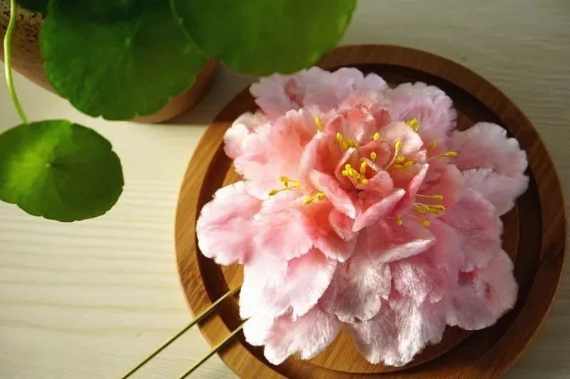 是一种雅俗共赏的 民间艺术品 扬州是我国绒花工艺的 起源地之一